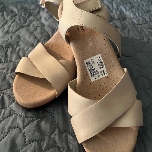 CLARKS Sandal - Picture 1 of 7